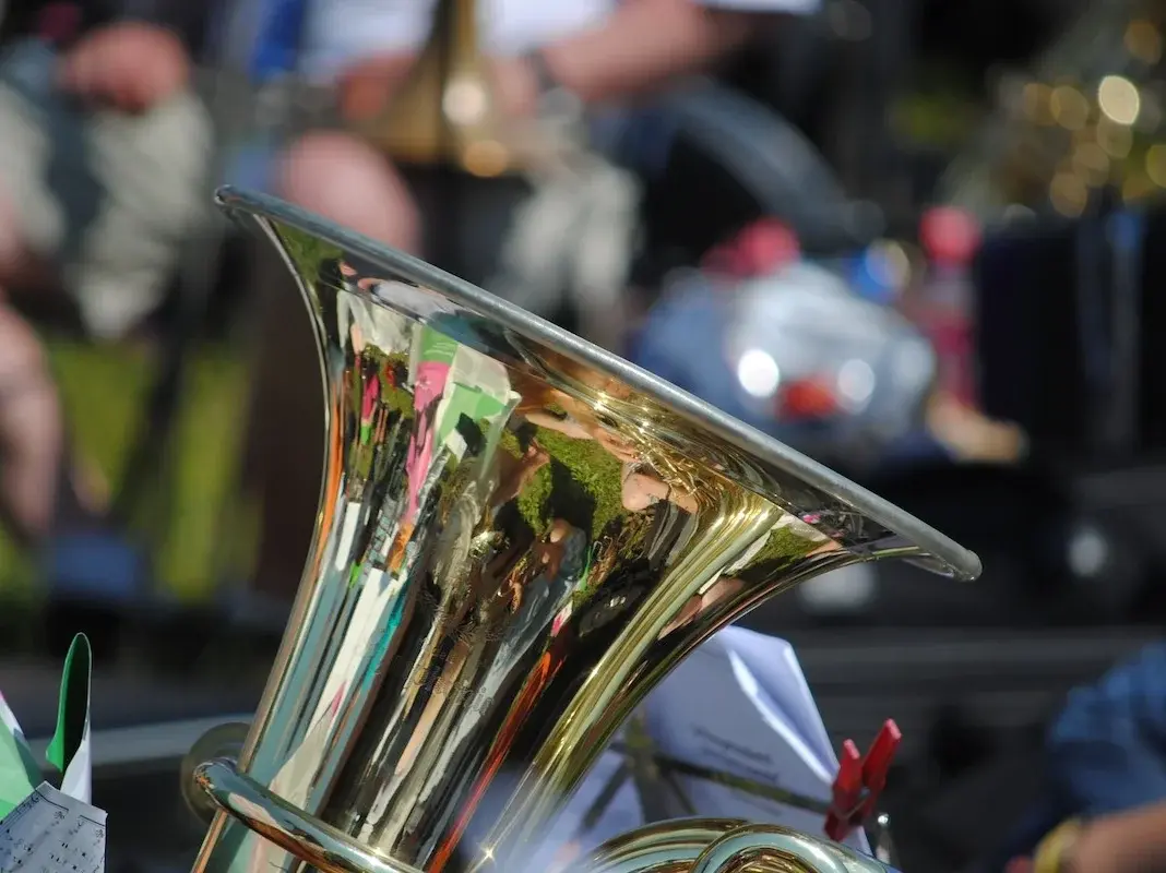 Eine Tuba mit Notenständer.