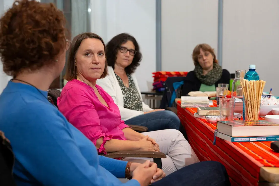 Bad Vilbel: Hauskreis, eine Gruppe evangelischer Christen trifft sich regelmäßig in einer Privatwohnung oder Wohnhaus von einem Mitglied des Kreises um gemeinsam über private Dinge und Glaubensfragen zu sprechen und gemeinsam zu beten. Hier bei Familie Mühlhans in der Feststraße 21.