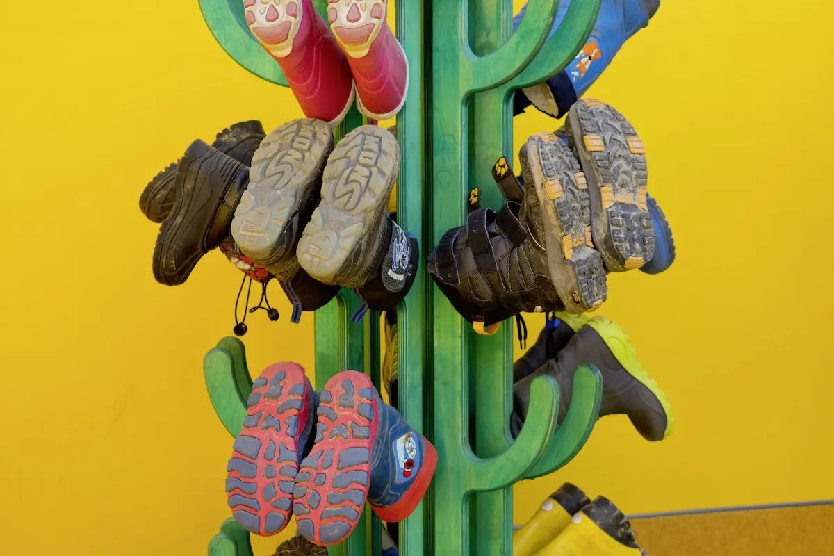 Kinderschuhe an einem Garderobenständer.