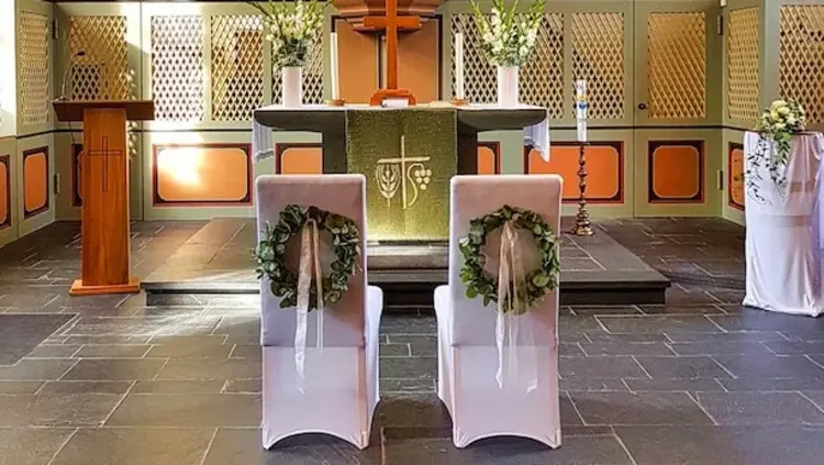 Ein geschmückter Hochzeitsaltar, vorbereitet für die Trauung.