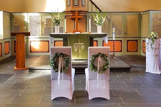 Ein geschmückter Hochzeitsaltar, vorbereitet für die Trauung.