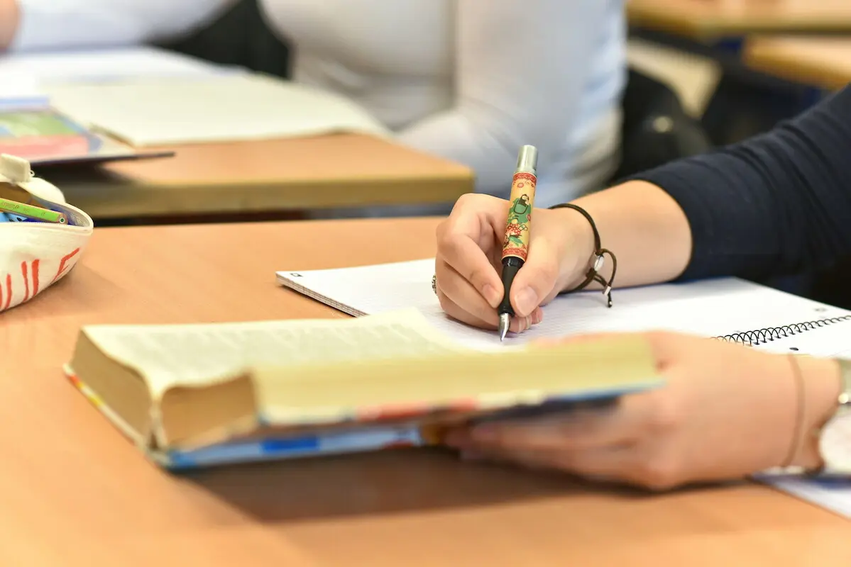 Man sieht Jugendliche in einem Klassenzimmer im Religionsunterricht