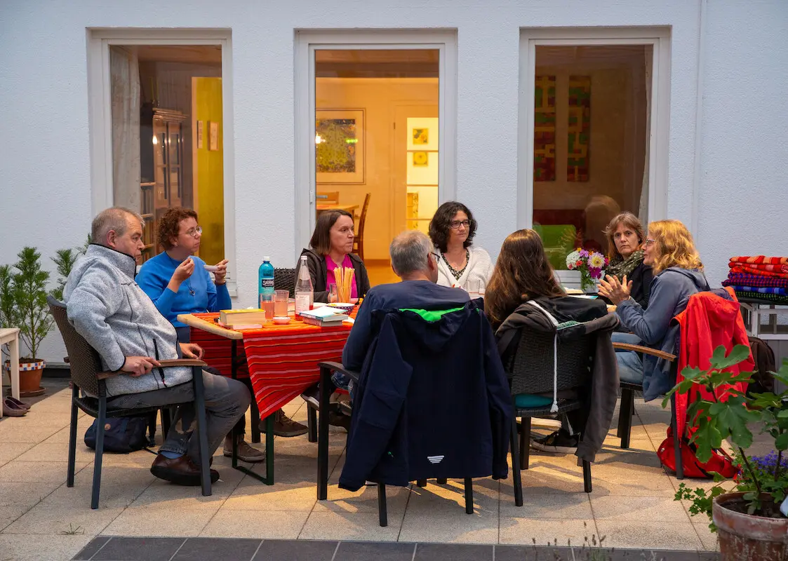 Bad Vilbel: Hauskreis, eine Gruppe evangelischer Christen trifft sich regelmäßig in einer Privatwohnung oder Wohnhaus von einem Mitglied des Kreises um gemeinsam über private Dinge und Glaubensfragen zu sprechen und gemeinsam zu beten. Hier bei Familie Mühlhans in der Feststraße 21.